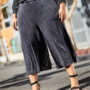 Torrid super soft mineral black flowy cropped pants
